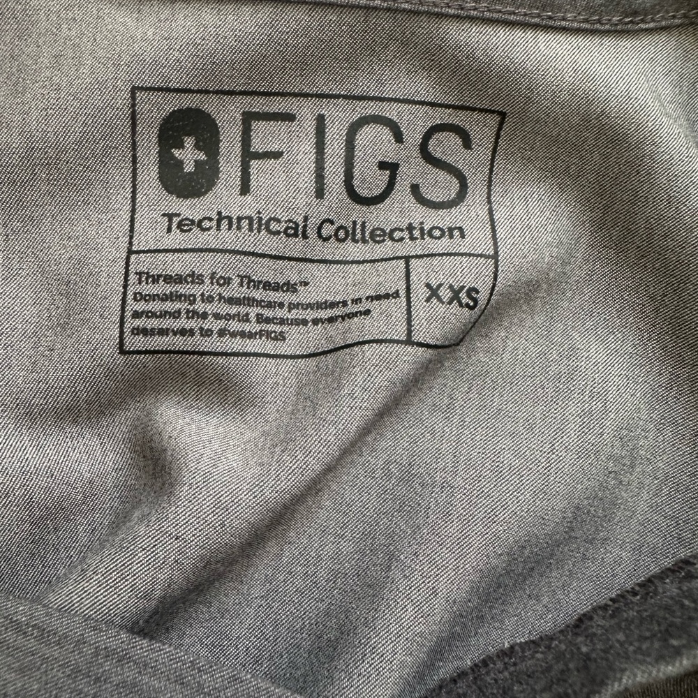 Figs women’s Catarina one pocket top in Graphite - Picture 3 of 8